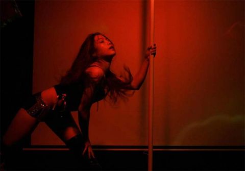 Ona özel bir striptiz şov yapın.