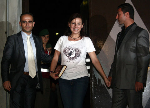 ''Uyuşturucu ve uyarıcı madde ticareti yapmak'' ve ''kullanmak için uyuşturucu madde satın almak'' suçlarından tutuklu bulunan şarkıcı Deniz Seki, ilk duruşmada tahliye edildi.