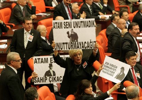 Meclis'te demokratik açılım görüşmelerine CHP'lilerin pankartı ve Onur Öymen'in Dersim sözleri damga vurdu