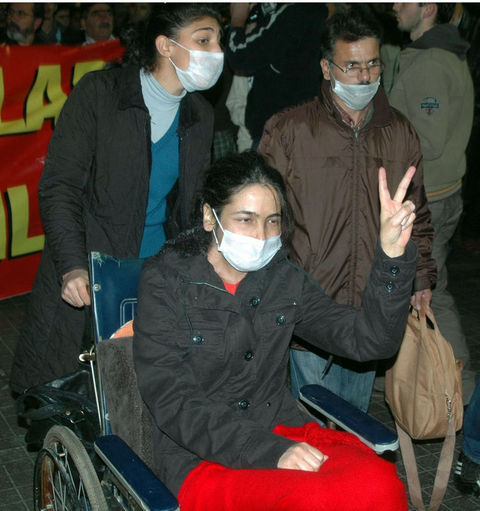 Cumhurbaşkanı Gül, aralarında hükümlü kanser hastası hükümlü Güler Zere'nin de bulunduğu 4 kişinin kalan cezalarını kaldırdı.