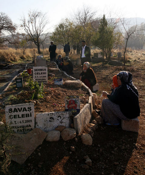 Mardin'in Mazıdağı ilçesine bağlı Bilge Köyü'ndeki düğüne silahlı saldırı düzenlendi. Saldırıda 44 kişi yaşamını yitirdi.