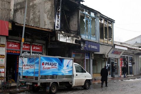 Muş'un Bulanık ilçesinde DTP'nin kapatılmasını bahane ederek izinsiz gösteri yapan grup, bir banka ve bazı iş yerlerine taşla saldırdı. Çıkan olaylarda 2 kişi öldü, 7 kişi yaralandı.