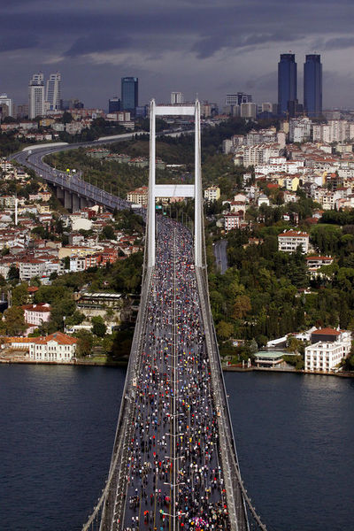 31. Kıtalar Arası Avrasya Maratonu sırasında bir kişi, Boğaziçi Köprüsü'nden atlayarak intihar etti.