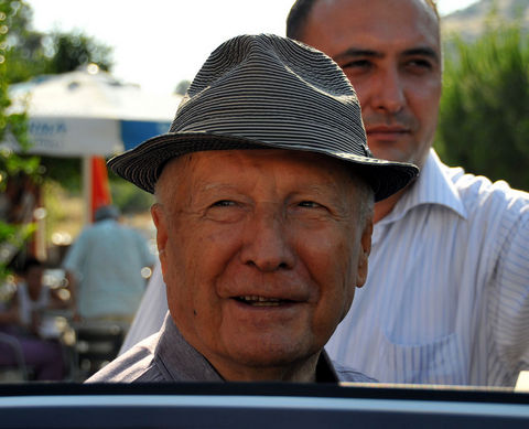 Yedinci Cumhurbaşkanı Kenan Evren, 1982 Anayasası halkın yüzde 92'sinin oyuyla kabul edildiğini ve geçici maddeler arasında 12 Eylül sorumlularının yargılanamayacağına ilişkin düzenleme bulunduğunu ifade ederek, ''Gidin halka sorun. Türk halkı önünde söz veriyorum. Halk 'Evet kaldırın ve yargılayın' derse, bu işi yargıya bırakmam. Bu lekeyle yaşayamam ve intihar ederim'' dedi.