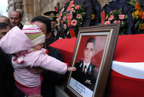 Kayseri'nin Sarız ilçesi yakınında düşen askeri helikopterdeki iki üsteğmen şehit oldu.