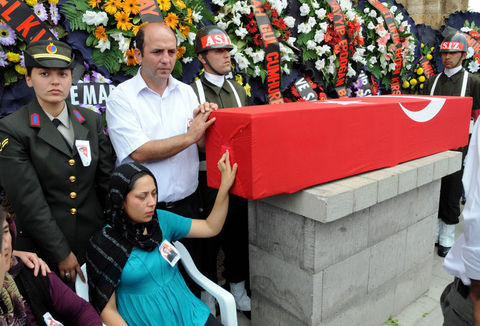 Hakkari'nin Çukurca ilçesi kırsalında mayın patlaması sonucu 6 asker şehit oldu, 8 asker yaralandı.