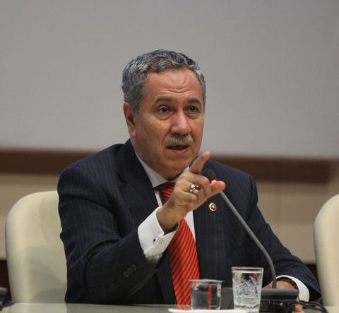 Arınç'a suikast iddiası… Arınç'ın evinin bulunduğu sokakta, 2 subay yakalandı. Subaylardan birinin sokağın krokisini yuttuğu belirtildi. Genelkurmay daha sonra iki subayın Arınç'ı değil, bilgi sızdıran askeri izlediğini açıkladı. Gözaltına alınan 8 askerden 5'i savcılıkça 3'ü mahkemece serbest bırakıldı.