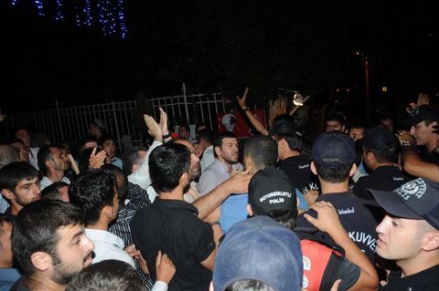Piyanist İdil Biret'in Topkapı Sarayı'nda verdiği konser sırasında sarayın ana giriş kapısı önünde toplanan ve Alperen Ocakları üyesi olduğu belirtilen bir grup protesto eyleminde bulundu.