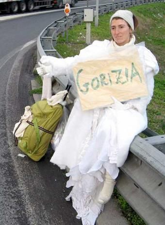 ''Pippa Bacca'' ismiyle tanınan İtalyan sanatçı Giuseppina Pasqualina Di Marineo'ya tecavüz ettikten sonra boğarak öldürdüğü iddiasıyla yargılanan Murat Karataş ömür boyu ağır hapis cezasına çarptırıldı.