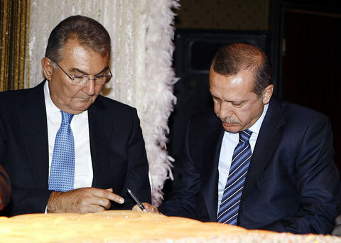 Başbakan Erdoğan, ''demokratik açılım'' konusunda görüşme talebini içeren mektubu, CHP Genel Başkanı Deniz Baykal'a gönderdi. Görüşme, Baykal'ın kamera şartı nedeniyle gerçekleşmedi.