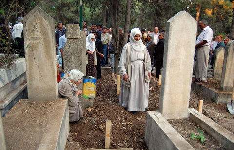 Kahramanmaraş-Kayseri karayolunun 12. kilometresindeki Hasancıklı Köprüsü altında, 4 kız kardeş suda ölü bulundu.
