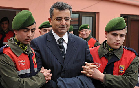 ''Ergenekon'' soruşturmasında hakkında yakalama kararı bulunan Yarbay Mustafa Dönmez, Ankara'da askeri yetkililere teslim oldu. Soruşturma kapsamında gözaltına alınarak adliyeye sevk edilenlerden emekli Orgeneral Kemal Yavuz ve eski YÖK Başkanı Kemal Gürüz savcılıktaki sorgularının ardından; emekli Tümgeneral Erdal Şenel ile avukat Hüseyin Buzoğlu da mahkemece serbest bırakıldı. Prof. Dr. Yalçın Küçük ile emekli Albay Mustafa Levent Göktaş ise tutuklandı