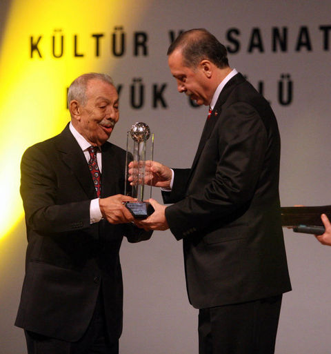 ''2008 Yılı Kültür ve Sanat Büyük Ödülü'', Başbakan Recep Tayyip Erdoğan ile Kültür ve Turizm Bakanı Ertuğrul Günay'ın katıldığı törenle Çetin Altan'a verildi.