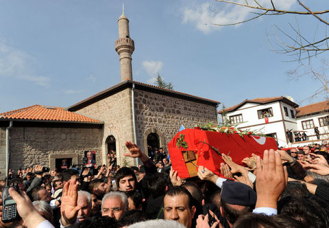 Helikopter kazasında yaşamını yitiren BBP Genel Başkanı Yazıcıoğlu'nun cenazesi, Ankara'da düzenlenen törenlerin ardından Mehmet Akif Ersoy'un evinin bulunduğu Tacettin Dergahı'nda toprağa verildi.