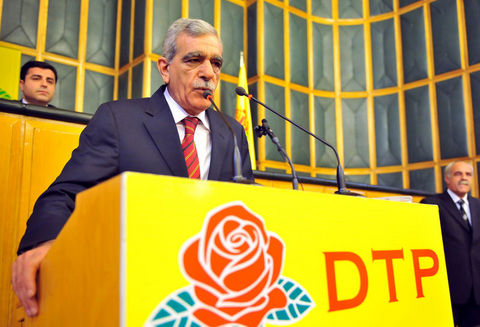 Kapatılan DTP'nin Genel Başkanı Türk, en kısa sürede istifa dilekçelerini TBMM Başkanlığı'na vereceklerini söyledi.