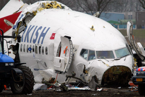 THY'ye ait Boeing 737-800 tipi ''Tekirdağ'' adlı yolcu uçağı 127 yolcu ve 7 mürettebatıyla İstanbul-Amsterdam seferini yaparken, Schiphol Havaalanına iniş sırasında yere çakıldı. Kazada, 3'ü pilot, 1'i kabin görevlisi olmak üzere 9 kişi öldü, 100'e yakın kişi yaralandı.