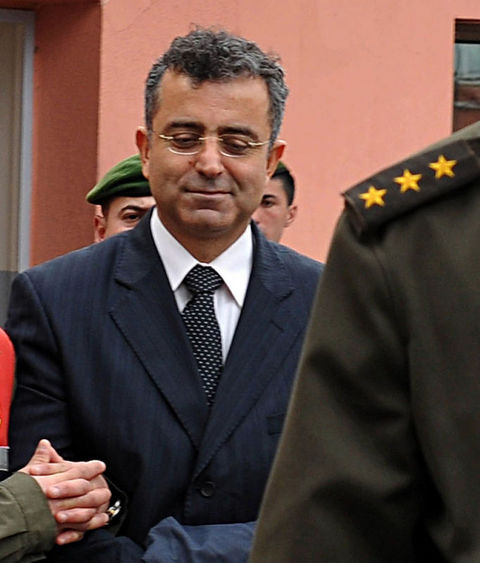 Genelkurmay Başkanlığı İletişim Daire Başkanı Tuğgeneral Metin Gürak, Genelkurmay Başkanlığı Karargahı'ndaki haftalık basın bilgilendirme toplantısında, Ankara'da gözaltına alınan Yarbay Mustafa Dönmez'in İstanbul'a sevk edildiğini bildirdi.