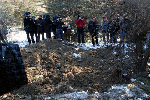 - ''Ergenekon'' soruşturmasında gözaltına alınan İbrahim Şahin'in evinden elde edilen bilgi ve belgelerin ışığında Ankara-Gölbaşı yolundaki bir arazide arama yapıldı.