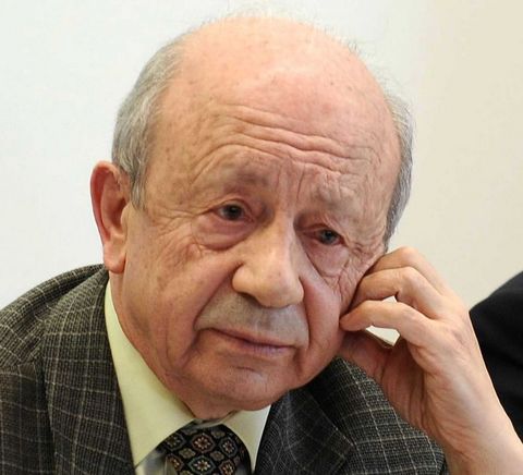 Eski bakanlardan Hikmet Sami Türk'e, Bilkent Üniversitesi Hukuk Fakültesi'nde bombalı saldırı girişiminde bulunan saldırgan etkisiz hale getirildi. Vücuduna sardığı bombanın fünyesinin patlamasıyla yaralanan Didem Akman'ın geçen yıl terör örgütü DHKP-C'ye yönelik operasyondan sonra tutuklandığı belirtildi.