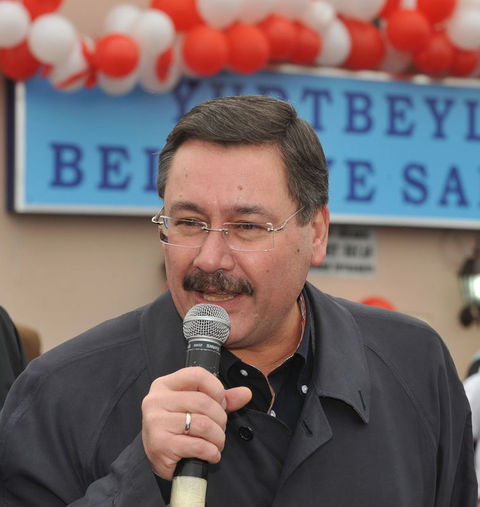 Ankara Büyükşehir Belediye Başkanı Melih Gökçek, bir yağış sisteminin Ankara'ya geleceğini belirterek, ''Evi dere yatağında bulunan ve bodrum katında oturanlar çok dikkatli olsun. Önerimiz sele uykuda yakalanmasınlar, üst katta komşuda kalsınlar'' dedi.