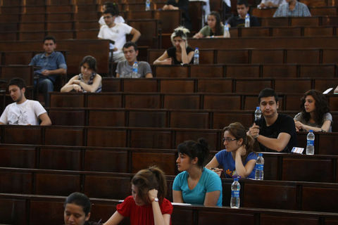 YÖK Genel Kurul, üniversiteye girişte gelecek yıldan itibaren uygulanmaya başlanacak yeni sistemde, tüm adaylar için aynı katsayı uygulaması getirildi. Öğretmen lisesi mezunları ile meslek lisesi mezunlarına ise alanlarıyla ilgili programları seçmeleri halinde ek katsayı verilecek ve üniversiteye giriş sınavı gelecek yıldan itibaren iki aşamalı olacak.