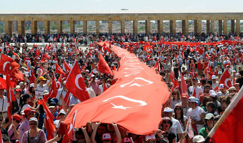 Atatürkçü Düşünce Derneğinin öncülüğünde bazı sivil toplum kuruluşlarınca Ankara Tandoğan Meydanı'nda ''Cumhuriyet Mitingi'' düzenlendi.