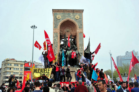 DİSK, KESK, TTB, TMMOB ve bazı siyasi parti ile sivil toplum kuruluşları, 1 Mayıs'ı Taksim'de kutladı. İstanbul Valisi Muammer Güler, 1 Mayıs Emek ve Dayanışma Günü'nde yasa dışı gösteriye katıldıkları, polise mukavemet ettikleri gerekçesiyle 108 kişinin gözaltına alındığını açıkladı.