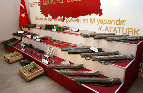 ''Ergenekon'' soruşturması kapsamında Poyrazköy'deki arazide yapılan kazılarda 15'i dolu 22 adet lav silahı, 14 el bombası, 24 adet el bombası fünyesi, 450 gram C3 patlayıcı madde ile çok sayıda mühimmat ele geçirildi.