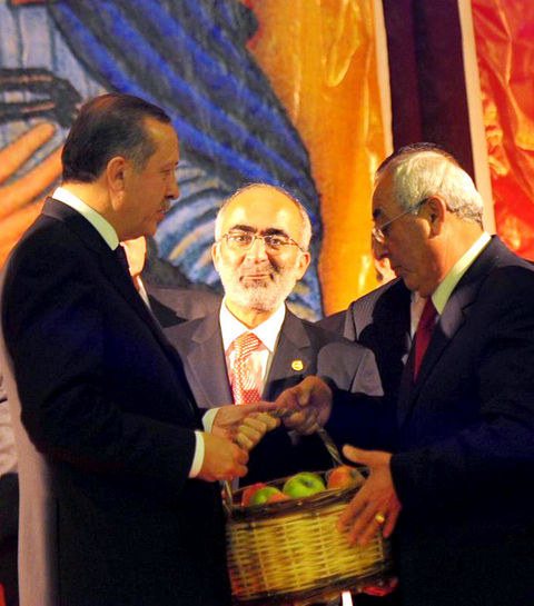 AK Parti İstanbul Milletvekili Reha Çamuroğlu'nun düzenlediği ''Muharrem Ayı İftarı'' Başbakan Erdoğan'ın katılımıyla yapıldı.