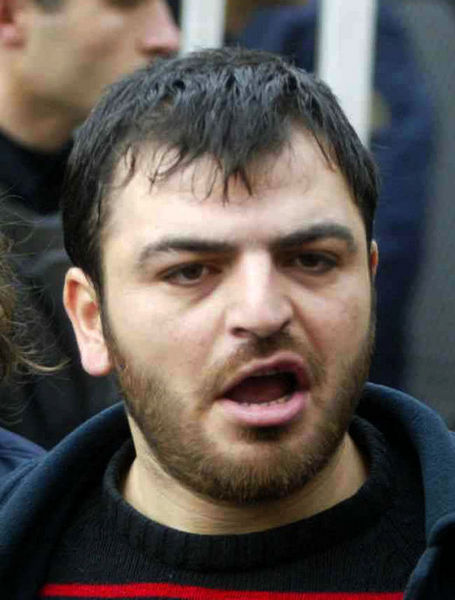 Trabzon'daki Mc Donalds'ın kapısına bomba koyarak 6 kişinin yaralanmasına neden olduğu iddiasıyla yeniden yargılanan Yasin Hayal, Trabzon 1. Ağır Ceza Mahkemesi'nce 3 yıl 4 ay hapis cezasına mahkum edildi.