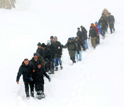 Ovit Dağı'nda kar yağışı nedeniyle minibüste mahsur kalan 18 kişi kurtarıldı.
