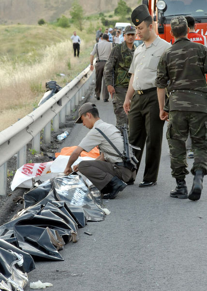 Ankara'nın Kızılcahamam ilçesinde Abant'taki piknikten dönen üniversite öğrencilerini taşıyan minibüs devrildi; 10 öğrenci öldü, 10 öğrenci yaralandı.