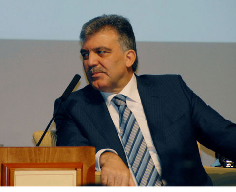 Sincan 1. Ağır Ceza Mahkemesi, Ankara Cumhuriyet Başsavcılığının, ''kayıp trilyon'' davasıyla ilgili olarak, Cumhurbaşkanı Gül hakkında verdiği ''kovuşturma yapılmasına yer olmadığına'' ilişkin kararını kaldırdı. Cumhurbaşkanlığı Basın Merkezi'nden yapılan açıklamada, Cumhurbaşkanı Gül'ün, ''sanığı olmadığı ve yargılanmadığı bir davadan dolayı bazı çevrelerce şüpheli gibi gösterilmeye çalışılmasının iyiniyetle bağdaştırılamadığı'' belirtilerek, ''Kaldı ki, Anayasa'ya göre Cumhurbaşkanlarının 'vatana ihanet' dışında herhangi bir suçlama ile yargılanması mümkün bulunmamaktadır'' denildi.