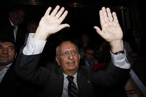 DP kongresinde genel başkanlığa Hüsamettin Cindoruk seçildi.