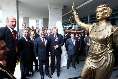 Anayasa Mahkemesi'nin İncek'teki yeni hizmet binası, mahkemenin 47. kuruluş yıl dönümünde törenle hizmete açıldı. "Gözü açık" heykel tartışıldı...