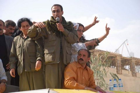 Irak'taki Kandil ve Mahmur bölgelerinden gelen, DTP'lilerin ''Barış Grubu'' olarak nitelendirdiği terör örgütü PKK mensupları, Şırnak'ın Silopi ilçesi yakınlarındaki Habur Gümrük Kapısı'nda güvenlik güçlerine teslim oldu. Kandil ve Mahmur bölgelerinden Türkiye'ye araçlarla hareket eden, 8'i Kandil'den 26'sı Mahmur'dan toplam 34 kişilik grup, tabur komutanlığında özel yetkili savcılara ifade verdi.