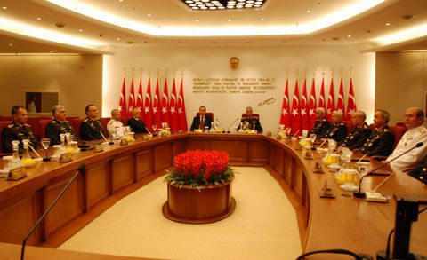 Yüksek Askeri Şura'da, Deniz Kuvvetleri Komutanlığı'na Donanma Komutanı Oramiral Eşref Uğur Yiğit'in, Hava Kuvvetleri Komutanlığı'na Harp Akademileri Komutanı Orgeneral Hasan Aksay'ın, Birinci Ordu Komutanlığı'na Genelkurmay İkinci Başkanı Orgeneral Hasan Iğsız'ın, Genelkurmay İkinci Başkanlığı'na Kara Kuvvetleri Komutanlığı Kurmay Başkanı Orgeneral Aslan Güner'in atanması kararlaştırıldı. Şurada, 3 personelin de Türk Silahlı Kuvvetleri'nden ayrılmasına oy çokluğuyla karar verildi.