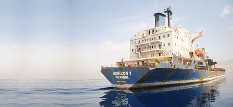 Aden Körfezi'nde deniz haydutları tarafından kaçırılan ''Horizon 1'' adlı Türk gemisi, korsanların ayrılmasının ardından Eyl Limanı'ndan normal rotasına döndü.