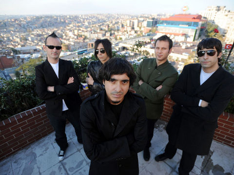 Rock grubu Manga, MTV Avrupa Müzik Ödülleri töreninde ''Avrupa'nın en iyi sanatçısı'' seçildi.