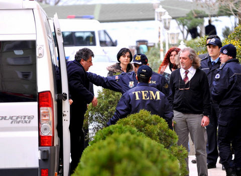 Ergenekon soruşturması kapsamında Cumhuriyet gazetesi Ankara temsilcisi Mustafa Balbay ile Neriman Aydın Ankara'daki evlerinde gözaltına alındı. İki isim ertesi gün tutuklandı.