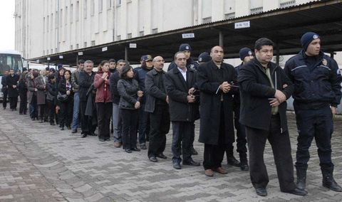 KCK'ya yönelik operasyonlarda 11 ilde aralarında belediye başkanlarının da bulunduğu kişiler gözaltına alındı. Baydemir'in küfürlü sözleri ve plastik kelepçeli görüntüler akıllarda yer etti.