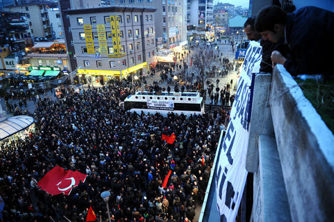 İş yerleri kapatıldığı için özlük haklarıyla kamu kuruluşlarına yerleştirilmelerini isteyen TEKEL işçileri, Ankara'da eyleme başladı.