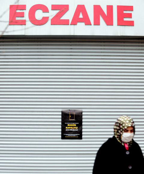 Yurdun değişik merkezlerindeki eczacılar, ilaç fiyatlarındaki iskontonun artırılmasını protesto için Türk Eczacıları Birliği kararıyla bir günlük iş yeri kapatma eylemi yaptı.