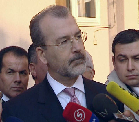 Demokratik Sol Halk Partisi (DSHP) adıyla yeni bir siyasi parti kuruldu. Kurucu genel başkanlığını Hulki Cevizoğlu'nun üstlendiği partinin kurucuları arasında Rahşan Ecevit de yer alıyor.