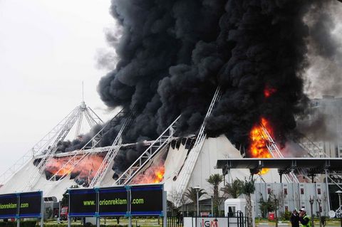 İstanbul Gösteri Merkezi çıkan yangın nedeniyle kullanılamaz hale geldi.