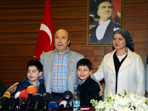 Maliye Bakanı Kemal Unakıtan, tedavi olmak amacıyla ABD'ye gitti. Unakıtan'ın eşi Ahsen Hanım'ın "Rabbim Clevalend dedi" sözleri çok tartışıldı...