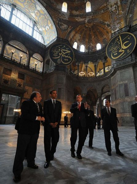 ABD Başkanı Obama, İstanbul'da dini liderlerle görüştü; Başbakan Erdoğan ile Ayasofya Müzesi'ni gezdi. Tophane-i Amire'de üniversite öğrencilerine seslenen Obama, daha sonra Türkiye'den ayrıldı.