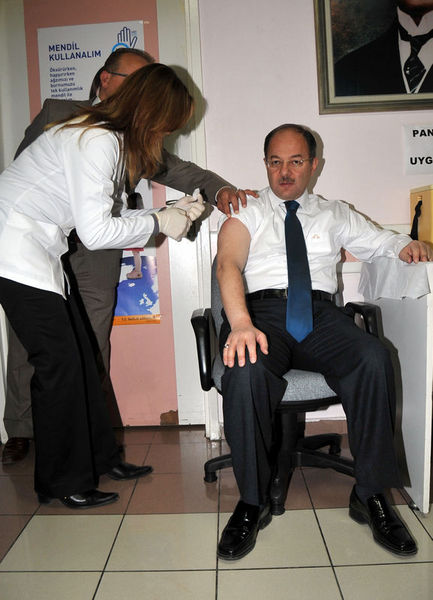 Sağlık Bakanı Recep Akdağ, ''domuz gribi'' aşısı yaptırdı. Başbakan Erdoğan, ''domuz gribi aşısı olmayı düşünmediğini'' söyledi.