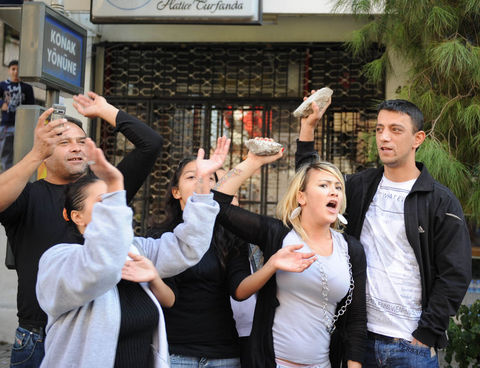 İzmir'in Hatay semtinde DTP Genel Başkanı Ahmet Türk'ü karşılamak üzere oluşturulan konvoydaki partililerle bir grup vatandaş arasında kavga çıktı. Kavganın, terör örgütünü simgeleyen bez parçasını açan partililere, vatandaşların tepki göstermesi ve bir aracın, 1 vatandaşa çarpması üzerine başladığı bildirildi.