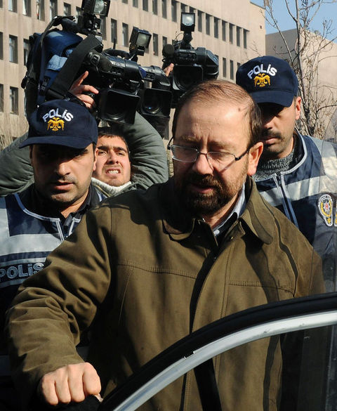 ''Ergenekon'' soruşturması kapsamında aranan emekli Tuğgeneral Levent Ersöz, Ankara'da tedavi için gittiği özel hastanede gözaltına alındı.